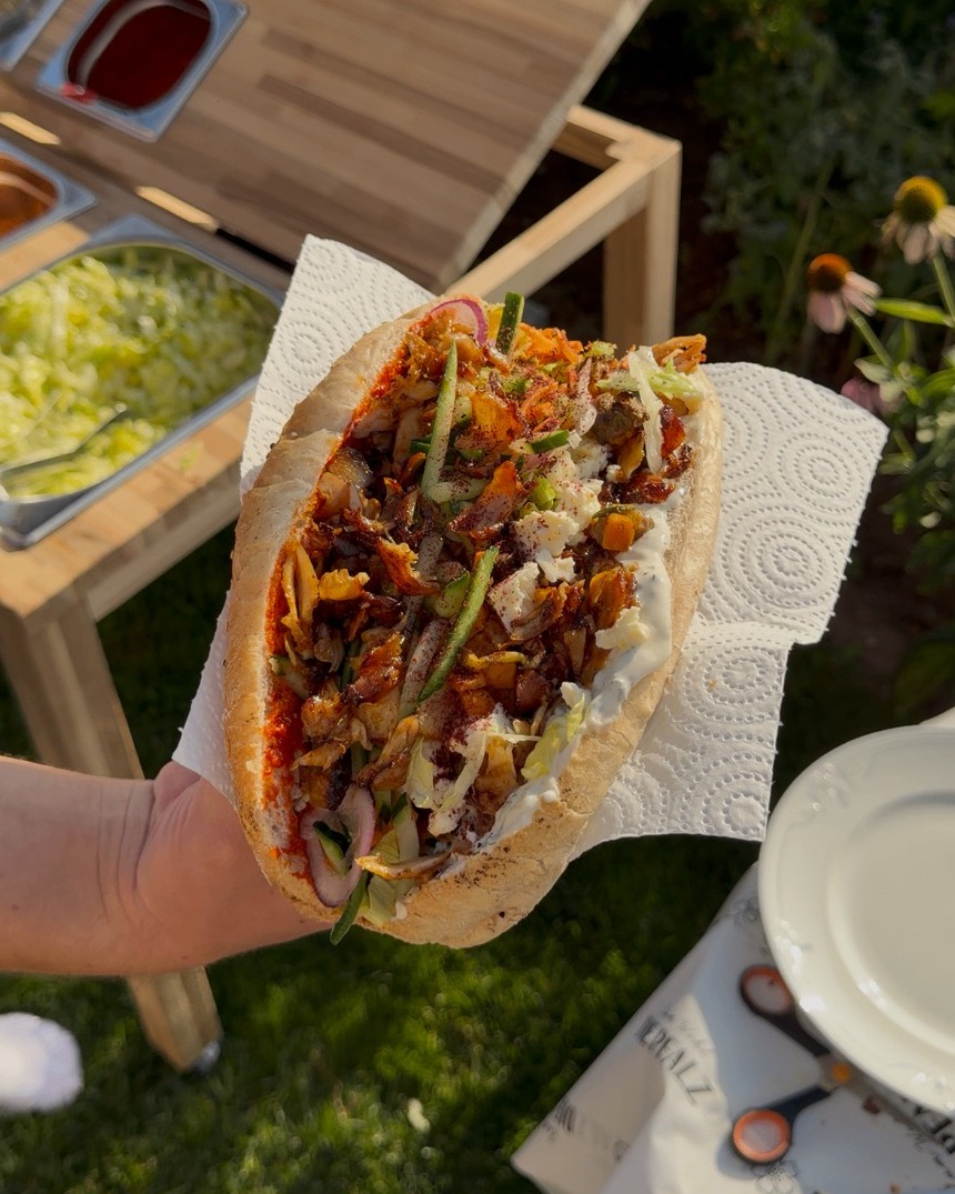 ALMANS Chicken-Döner frisch vom Spieß in der Hand
