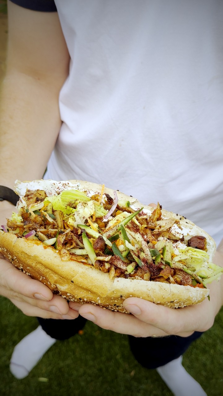 ALMANS Döner in zwei Händen